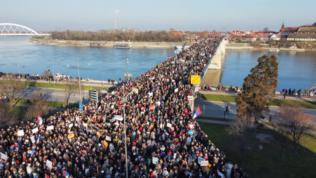 Sva tri mosta u Novom Sadu blokirana kolone studenata od gužve ne mogu